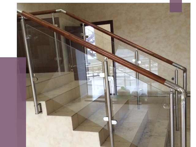 Комбинированные перила из металла и дерева в Юбилейном